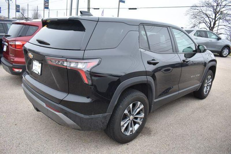 Used 2025 Chevrolet Equinox LTImage 2