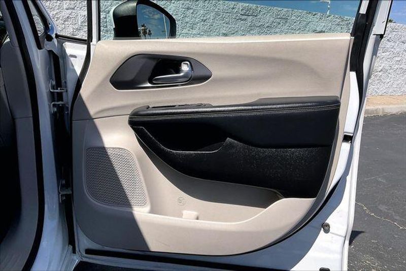 Used 2023 Chrysler Pacifica Touring LImage 23