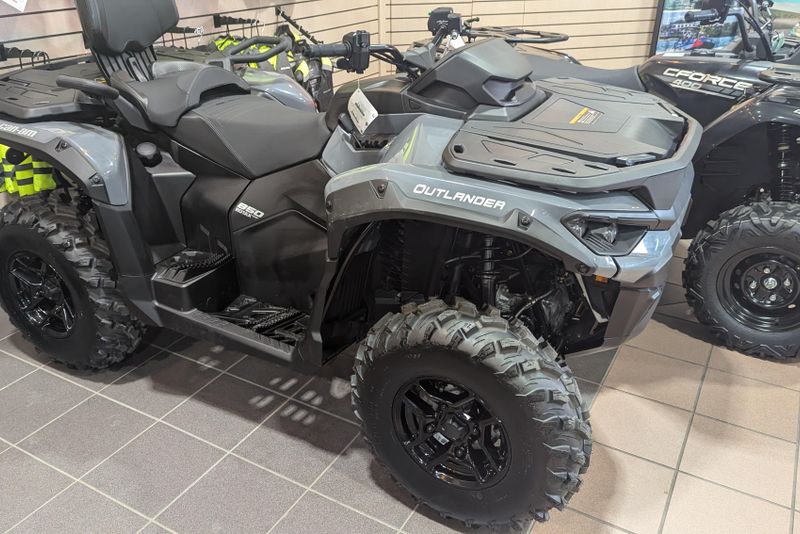 2025 CAN-AM OUTLANDER MAX DPS 850 GRANITE GRAY  in a GRANITE GRAY exterior color. Family PowerSports (877) 886-1997 familypowersports.com 