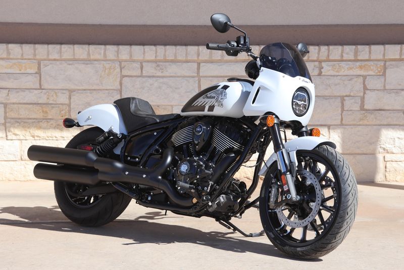 2025 INDIAN MOTORCYCLE SPORT CHIEF GHOST WHITE METALLIC SMOKE 