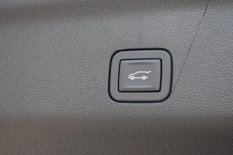 New 2026 Chevrolet Suburban PremierImage 25
