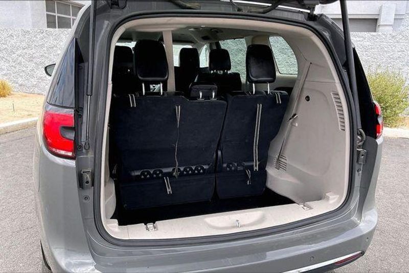 Used 2023 Chrysler Pacifica Touring LImage 34