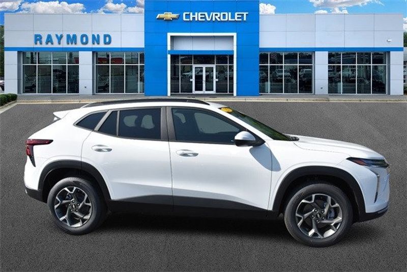 2025 Chevrolet Trax LTImage 2