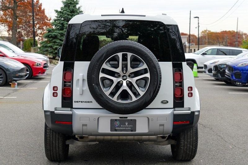 2023 Land Rover Defender 110 S photo 4