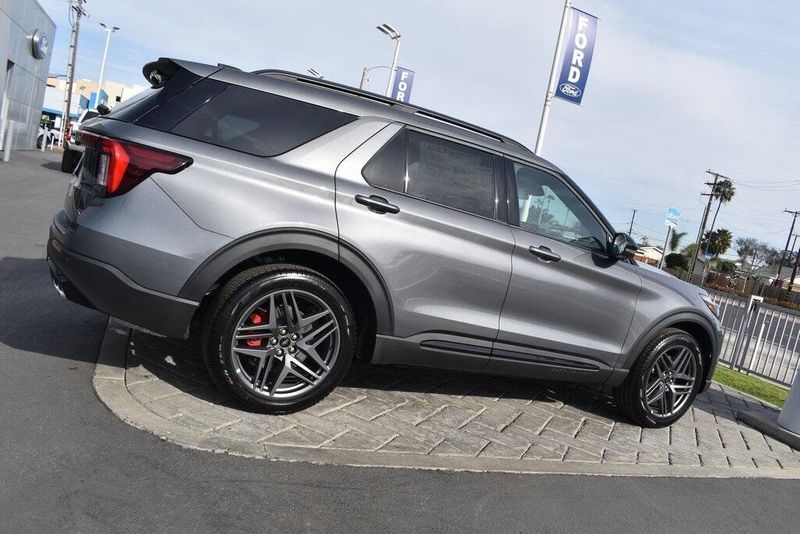 2025 Ford Explorer STImage 2