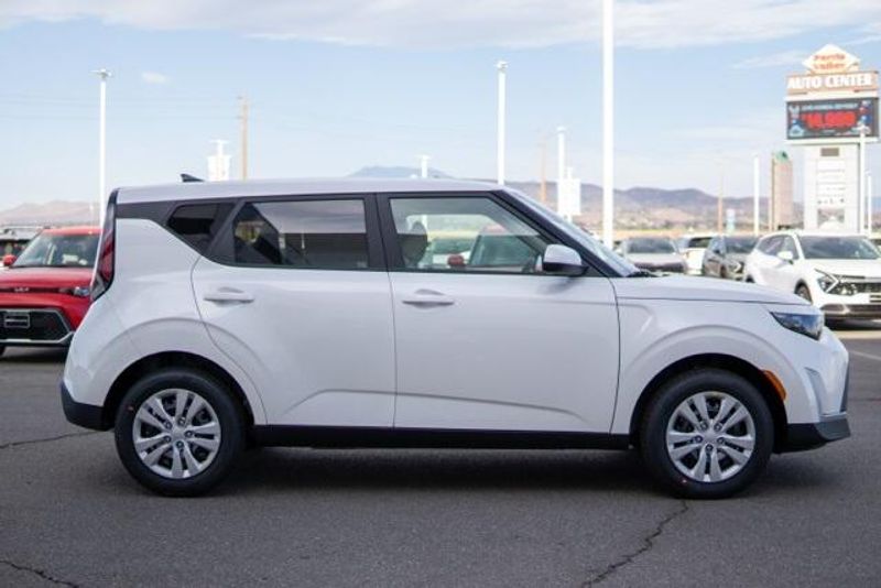New 2025 Kia Soul LXImage 8