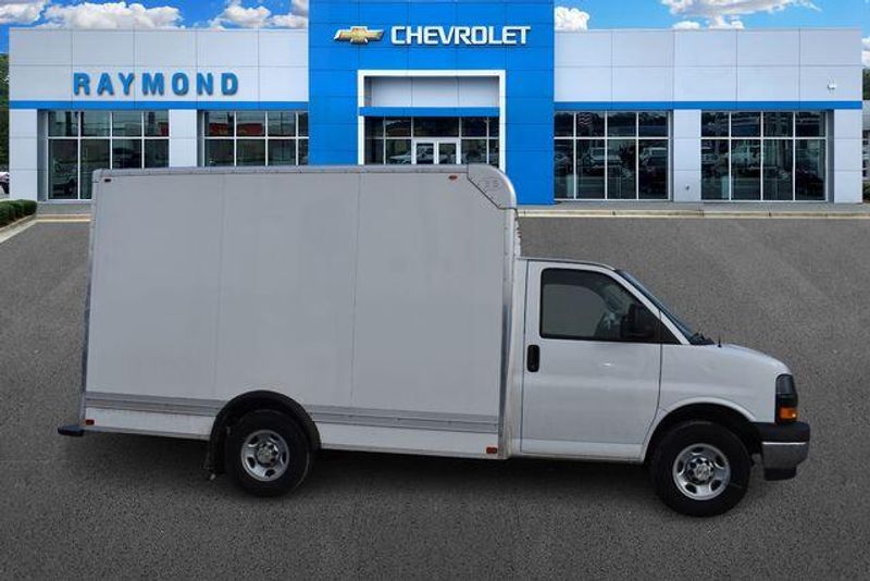 New 2025 Chevrolet Express 3500 Work VanImage 2