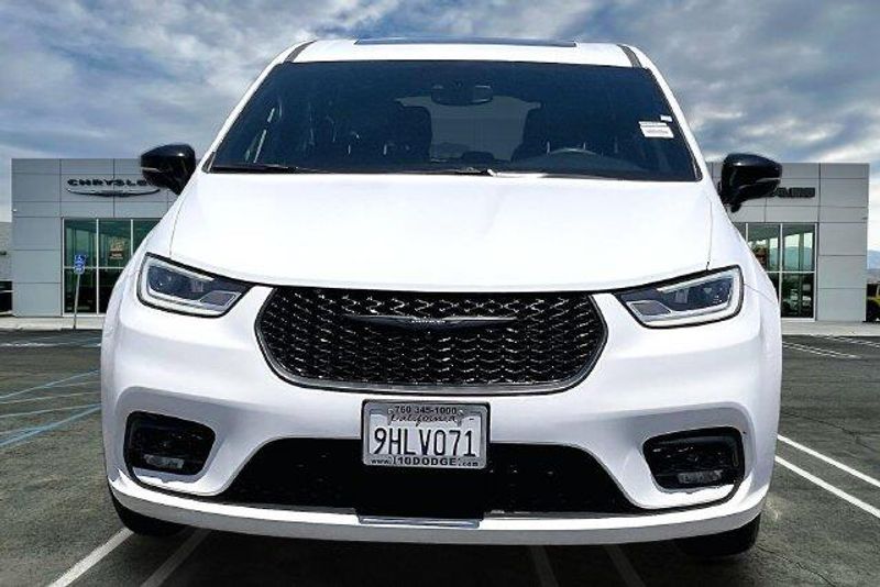 Used 2023 Chrysler Pacifica Hybrid LimitedImage 2