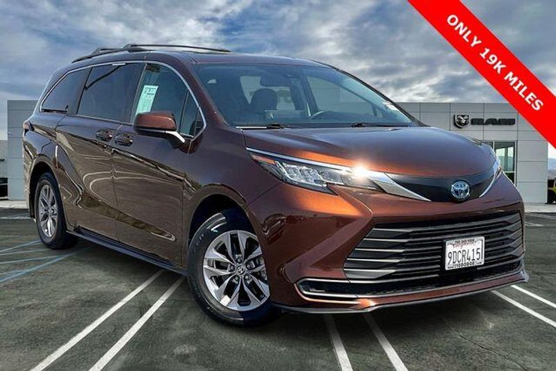 Used 2022 Toyota Sienna LEImage 12