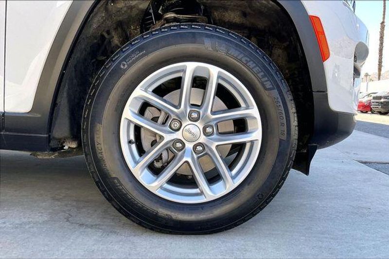 Used 2025 Jeep Grand Cherokee Laredo XImage 8