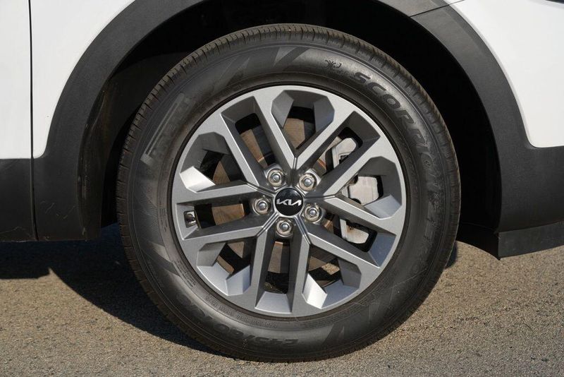 Used 2024 Kia Telluride LXImage 9