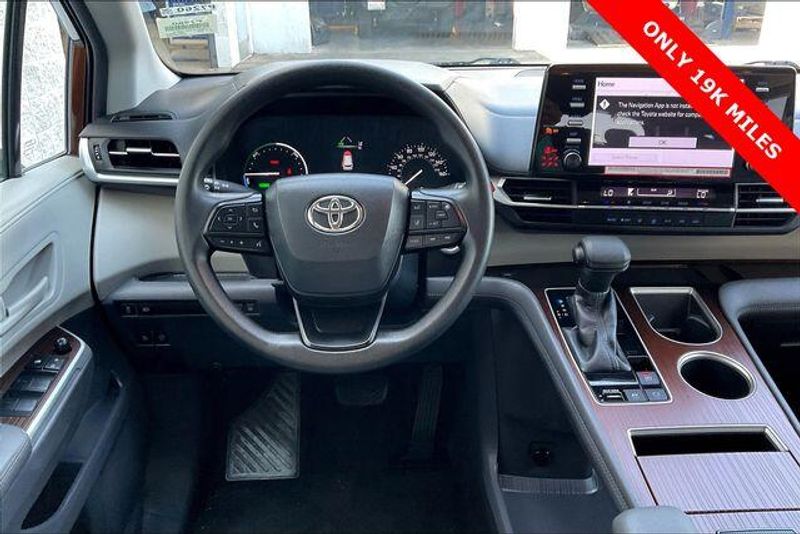 Used 2022 Toyota Sienna LEImage 4