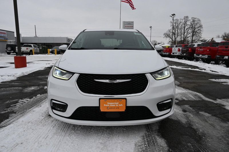 2023 Chrysler Pacifica Touring LImage 3