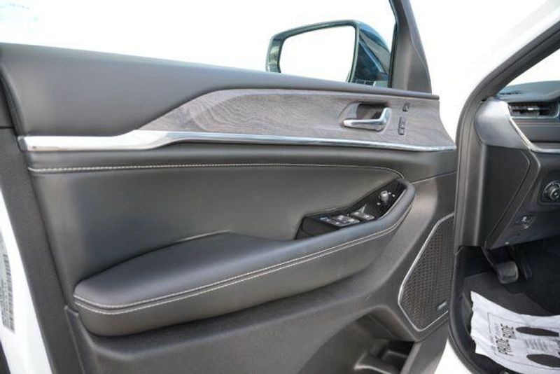 Used 2024 Jeep Grand Cherokee L OverlandImage 18