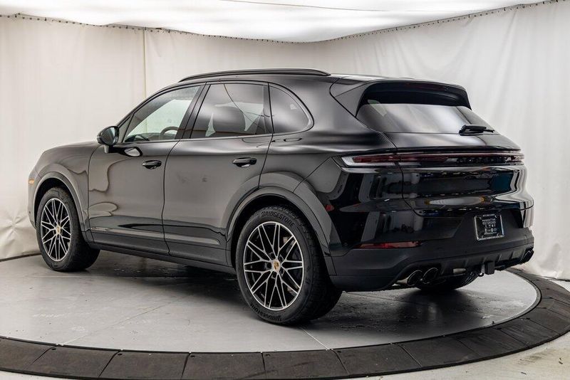 2024 Porsche Cayenne BaseImage 3