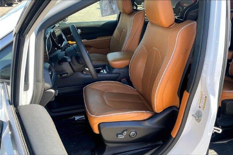 Used 2023 Chrysler Pacifica Hybrid PinnacleImage 24