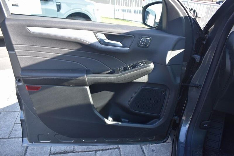 2025 Ford Escape Plug-In Hybrid BaseImage 14