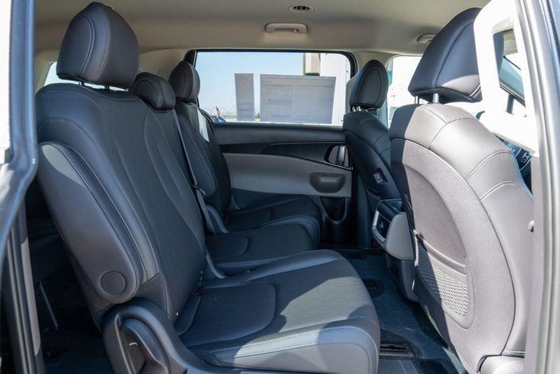 New 2026 Kia Carnival Hybrid EXImage 17