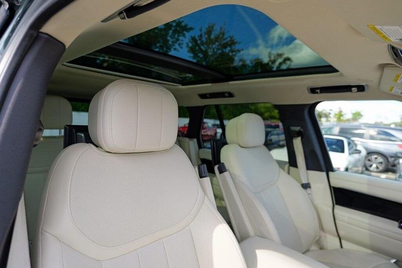 2023 Land Rover Range Rover SE photo 34