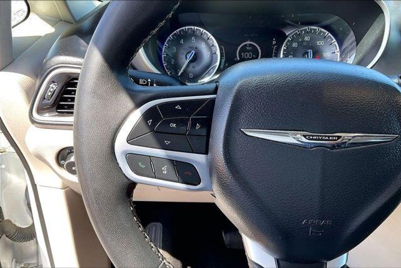 Used 2023 Chrysler Pacifica Touring LImage 18