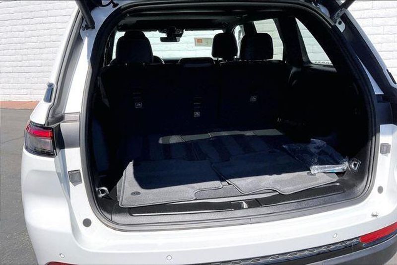 Used 2025 Jeep Grand Cherokee Altitude XImage 33