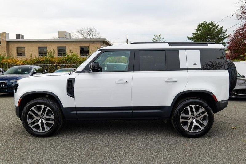 2023 Land Rover Defender 110 S photo 2