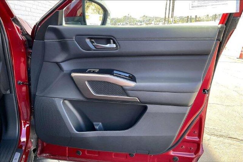 Used 2025 Nissan Pathfinder PlatinumImage 23