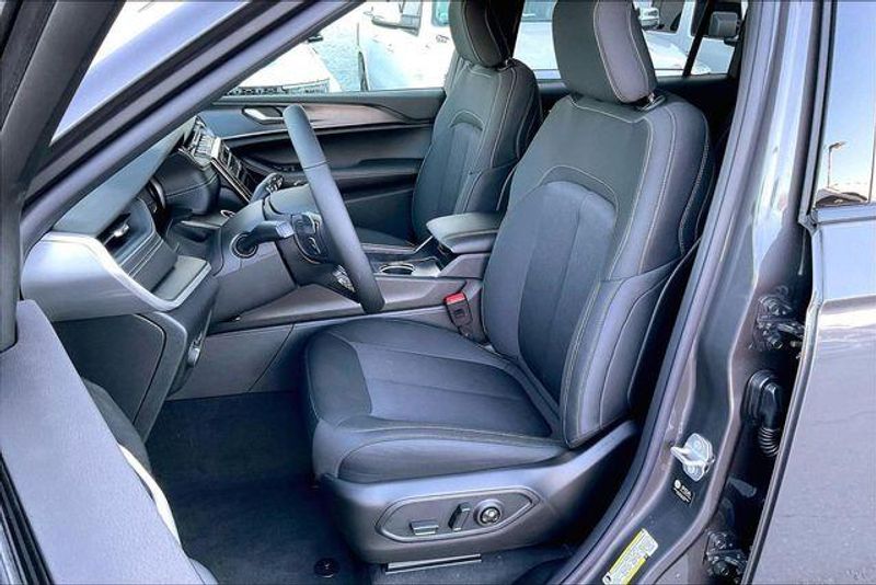 New 2025 Jeep Grand Cherokee L Laredo X 4x2Image 8