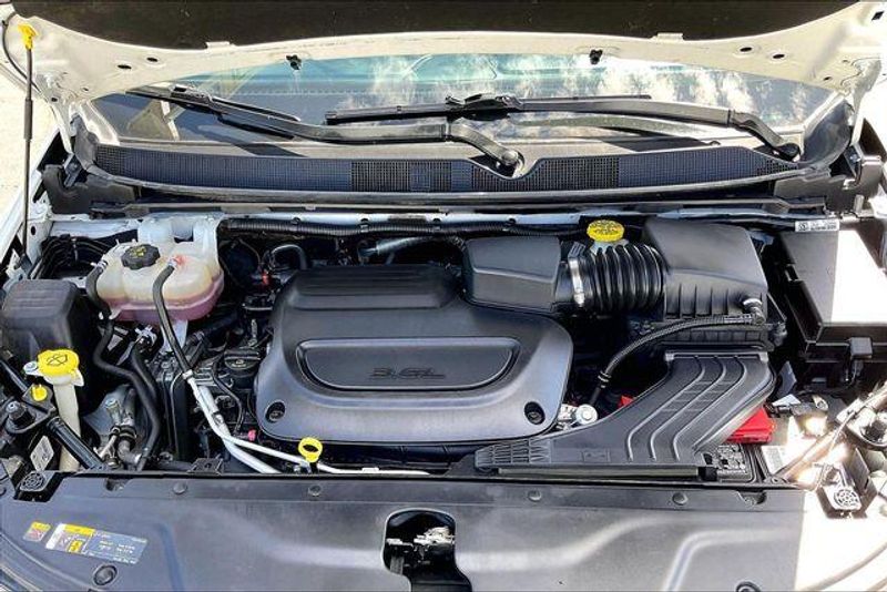 Used 2023 Chrysler Pacifica Touring LImage 9