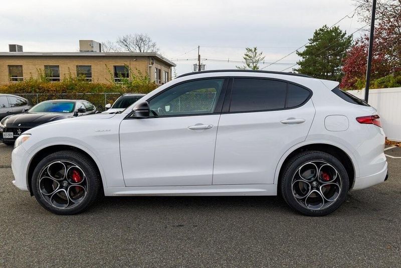 2023 Alfa Romeo Stelvio Ti photo 4