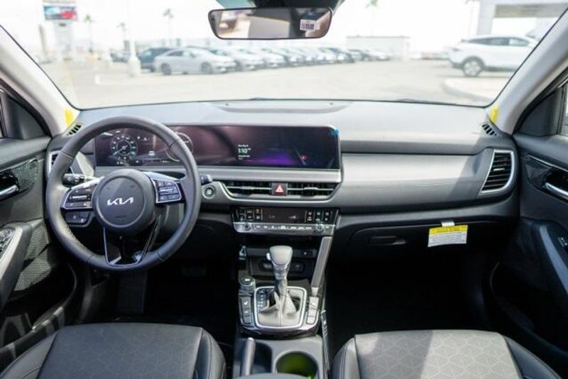 2025 Kia Seltos EXImage 12
