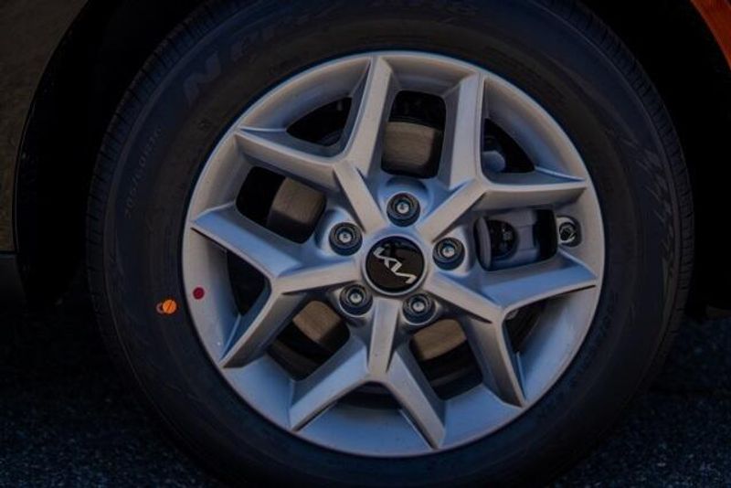 New 2025 Kia Soul LXImage 9