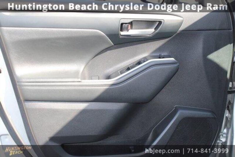 2021 Toyota Highlander Hybrid XLEImage 11