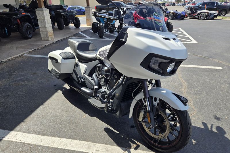 2020 INDIAN MOTORCYCLE CHALLENGER DARK HORSE WHITE SMOKE 
