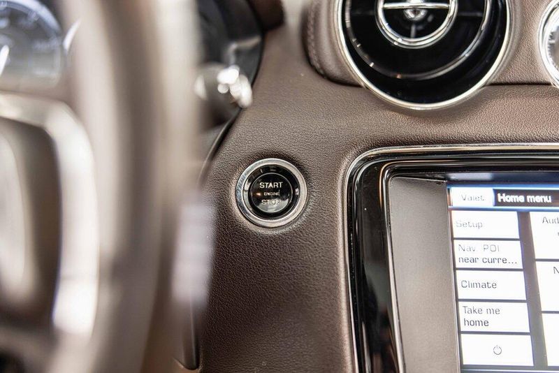 2015 Jaguar XJ Base photo 27