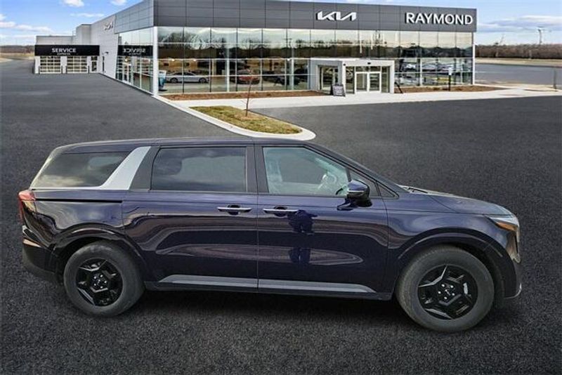 2025 Kia Carnival LXSImage 9