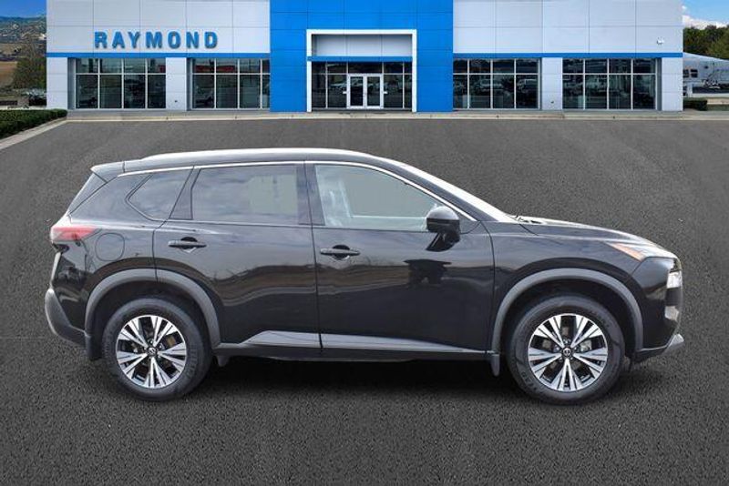 Used 2021 Nissan Rogue SVImage 2