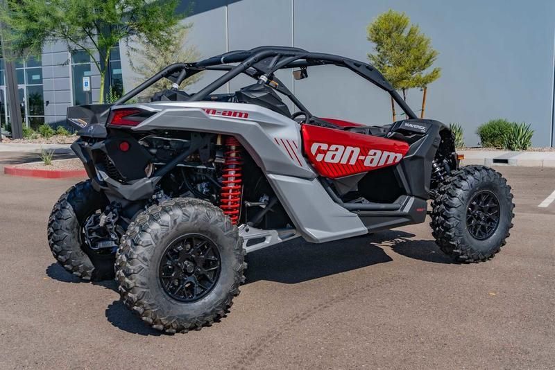 2025 Can-Am MAVERICK X3 DS TURBO FIERY RED AND HYPER SILVER Image 2