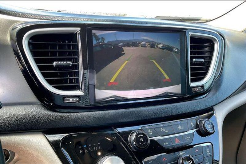 Used 2023 Chrysler Pacifica Touring LImage 21