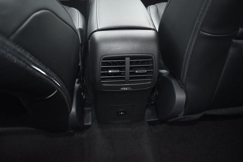 2025 Ford Escape Plug-In Hybrid BaseImage 10