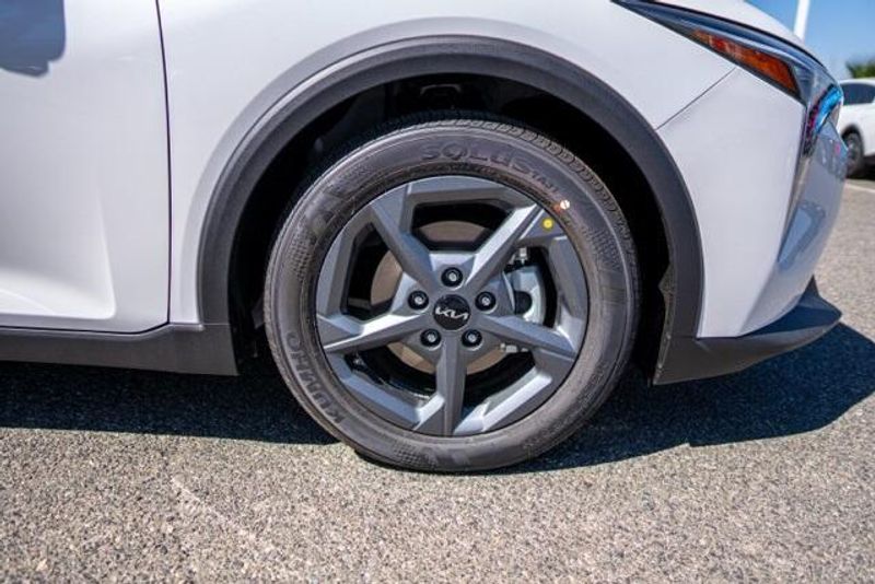 New 2025 Kia K4 LXImage 8