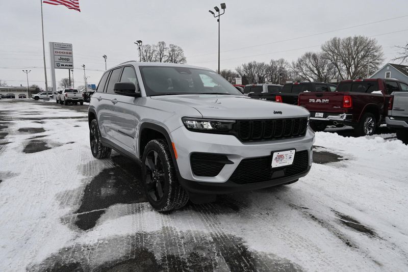 2025 Jeep Grand Cherokee Altitude XImage 2