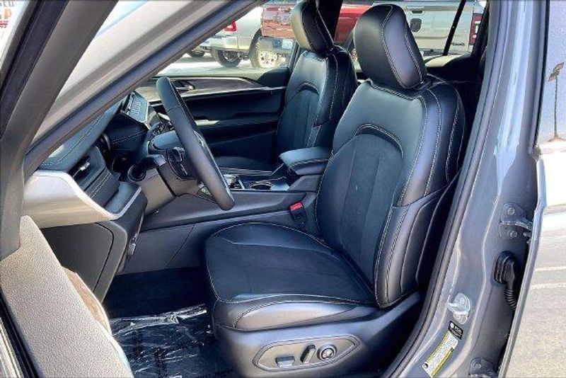 New 2027 Jeep Grand Cherokee L Laredo Altitude 4x2Image 8