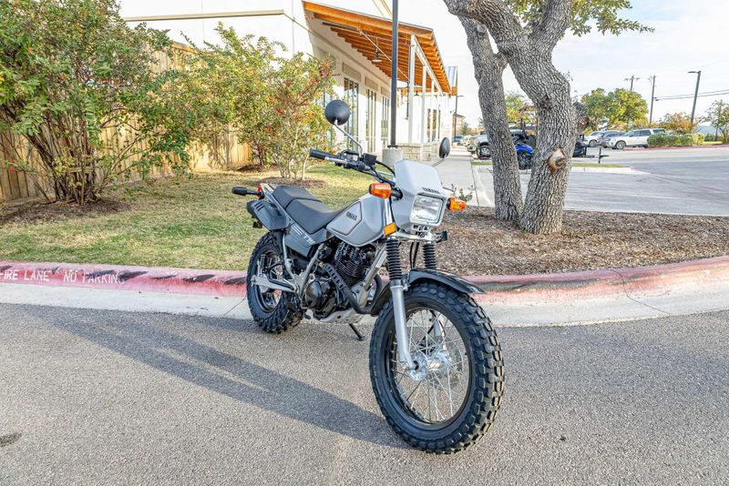 2025 YAMAHA TW200 GALANT GRAY 