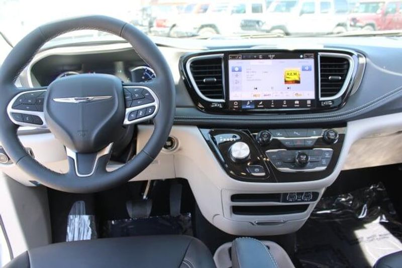 2024 Chrysler Pacifica Hybrid SelectImage 14