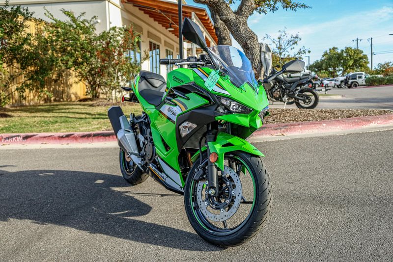 2025 KAWASAKI NINJA 500 KRT EDITION LIME GREEN AND EBONY AND PEARL BLIZZARD WHITE 