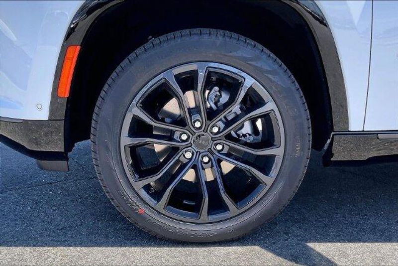 2026 Jeep Grand Wagoneer L Summit Obsidian 4x4Image 10