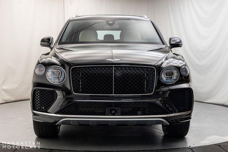 2024 Bentley Bentayga EWB V8Image 8