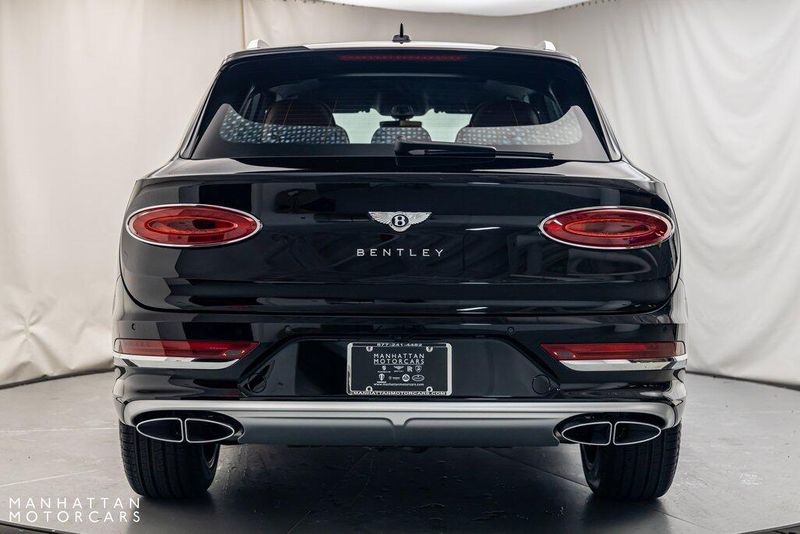 2024 Bentley Bentayga EWB V8Image 4