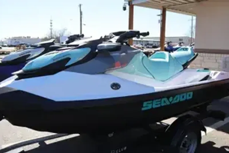 2025 SEADOO GTI WHITE AND NEO MINT 
